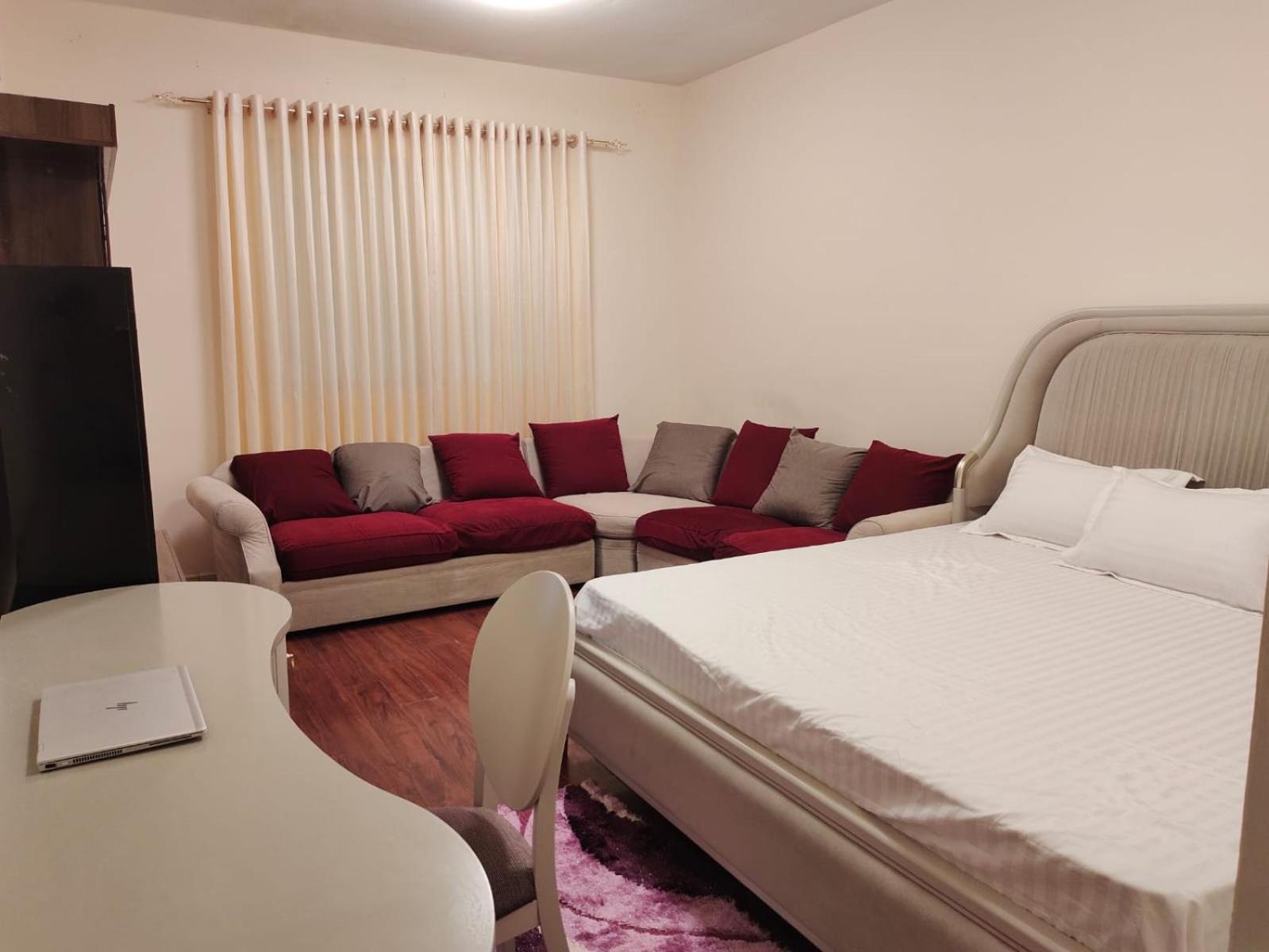 Arnim Suite - 3 Bedrooms Apartment ชาร์จาห์ ภายนอก รูปภาพ